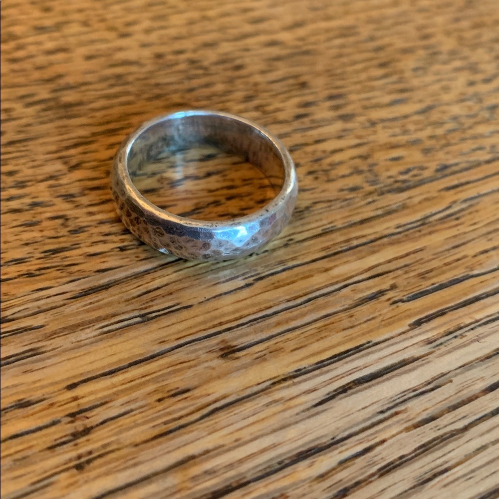 Hammered detail wedding band silver .925 ring sz7.5-8, in very good condition